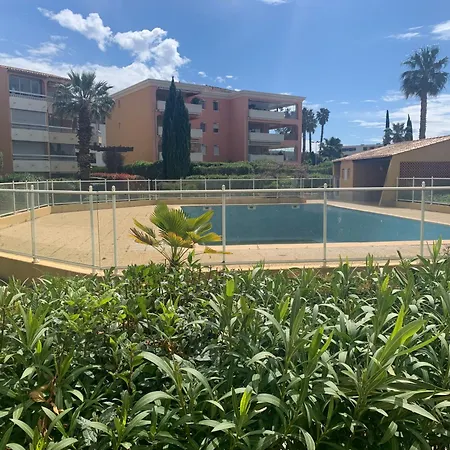 T2 En Rez De Jardin Avec Piscine